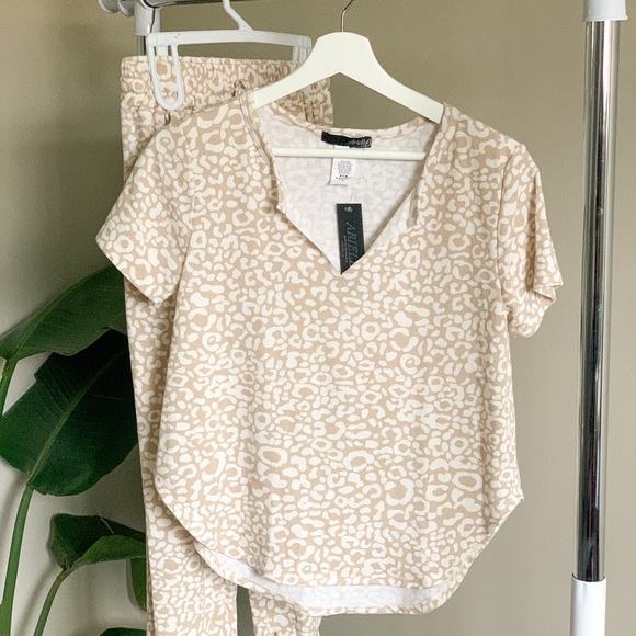 Leopard Print Lounge Set - Picture 2 of 3